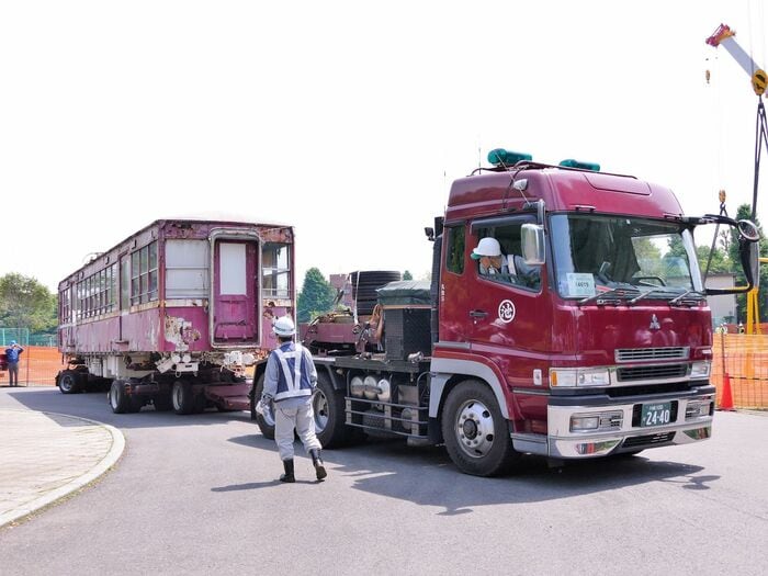 川口市の青木町公園からデハ230形を搬出する作業