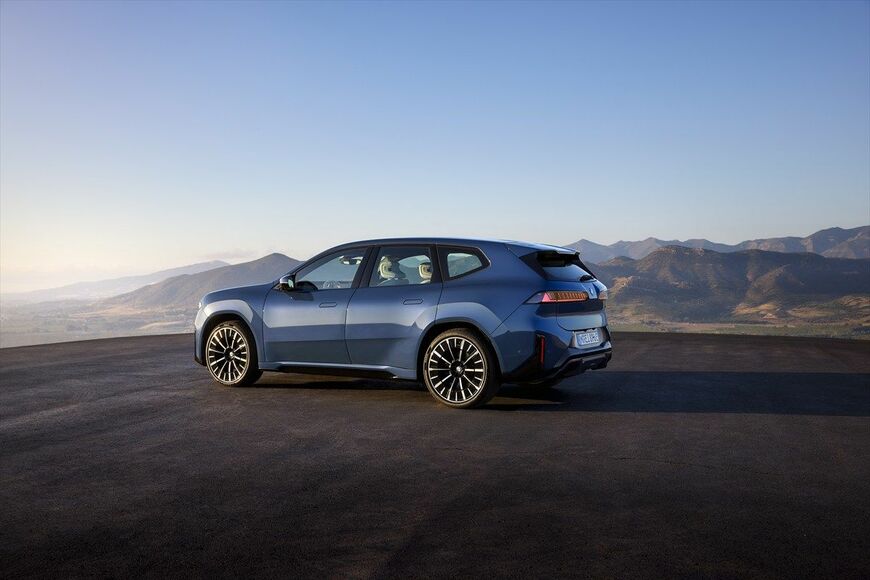 BMW iX3（写真：ビー・エム・ダブリュー）
