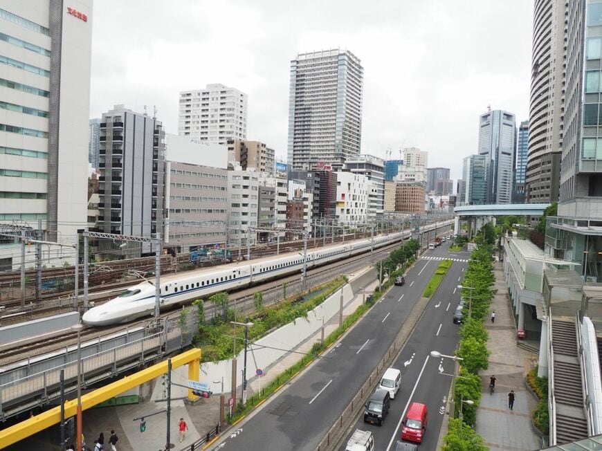 山手線や京浜東北線、東海道線、東海道新幹線が並走する浜松町駅付近。この手前側付近の地下を横須賀線が通っている（記者撮影）
