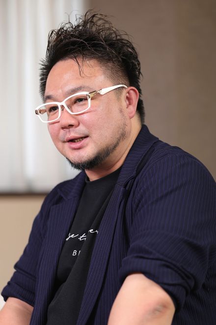 派手なメガネと髪型は”教員“らしくない風貌だが、生徒からの信頼は厚い（写真：尾形文繁）