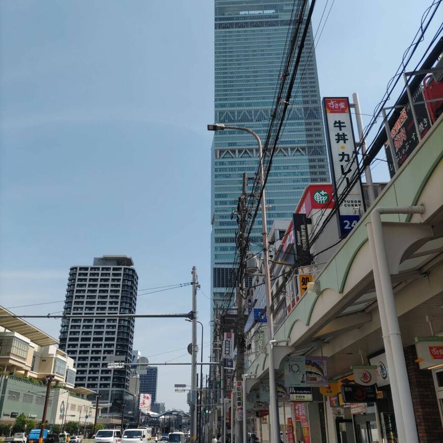 たこつぼ本店に向かう途中、あべのハルカスが見えた（著者撮影）