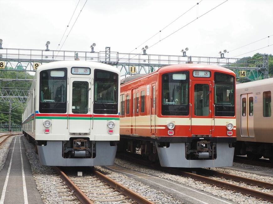 かつて西武秩父線で活躍した電気機関車「E851」をイメージしたカラーの「西武秩父線開通55周年記念車両」（右）と通常塗装の4000系（記者撮影）