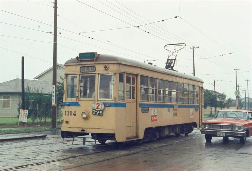 2系統・本牧地区でアメリカ車と併走する横浜市電の「ロマンスカー」1104号車＝1968年8月31日（写真：竹中洋一、しでんの学校提供）