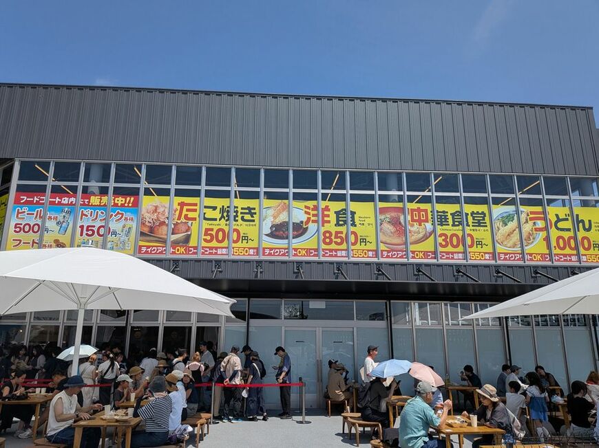 「好きやねん大阪フードコート」の「EAST SIDE」へ（筆者撮影）