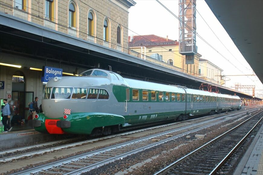 ボローニャ中央駅に停車中のETR252型アルレッキーノ（撮影：橋爪智之）