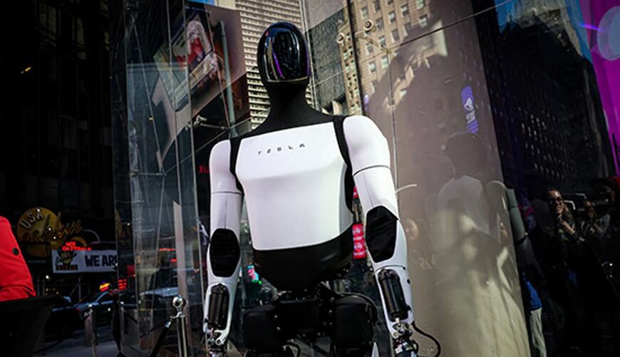 テスラが2025年10月に米ニューヨークで披露した人型ロボット（写真：ロイター/アフロ）