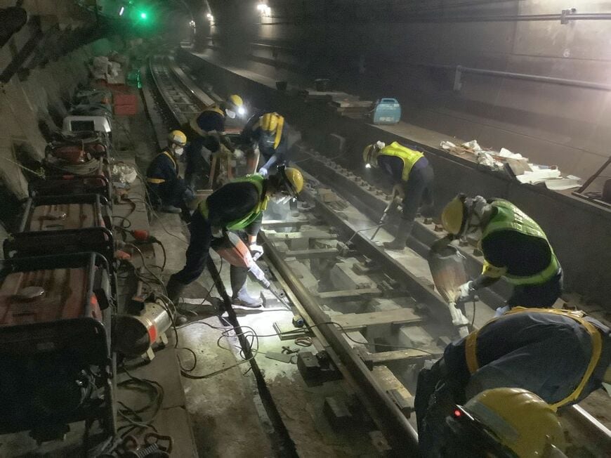 トンネル内のまくらぎ交換作業の様子（写真：JR東日本）