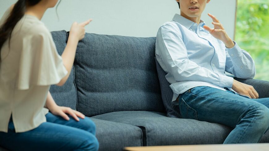 パートナーや友人、家族、同僚など…他者とのあいだに境界線を引ける人と引けない人の違いとは？（写真：Ushico／PIXTA）