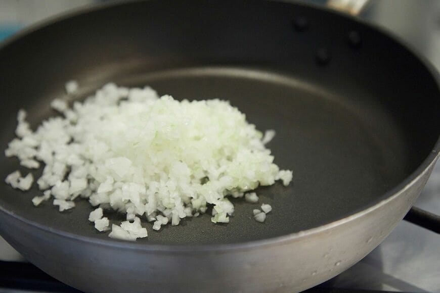 フライパンにサラダ油を熱し、たまねぎから炒めます（写真：吉澤健太）