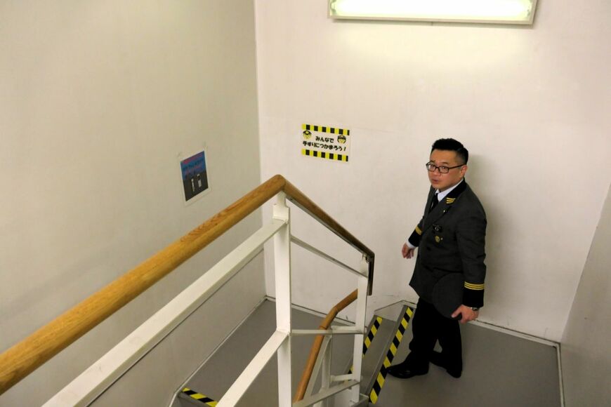 バックヤードの階段を下りる（記者撮影）