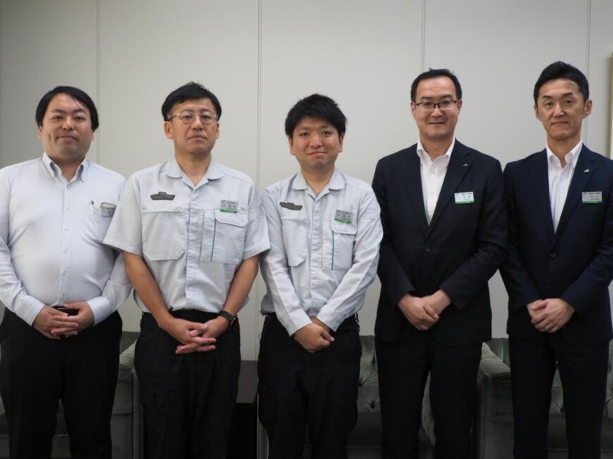 JR東日本で横須賀線の集中工事に携わる担当者。左から首都圏本部鉄道事業部設備ユニットマネージャーの蛭田雄介氏、東京土木設備技術センター上席グループリーダーの星野智之氏、同センター副長の黒川聡氏、首都圏本部鉄道事業部モビリティ・サービスユニットマネージャーの弓田康弘氏と平山貴士氏（記者撮影）
