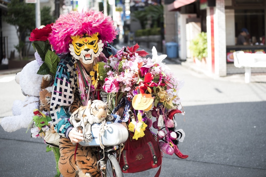 新宿を 虎のお面 で新聞配達する71歳の正体 映画 音楽 東洋経済オンライン 社会をよくする経済ニュース