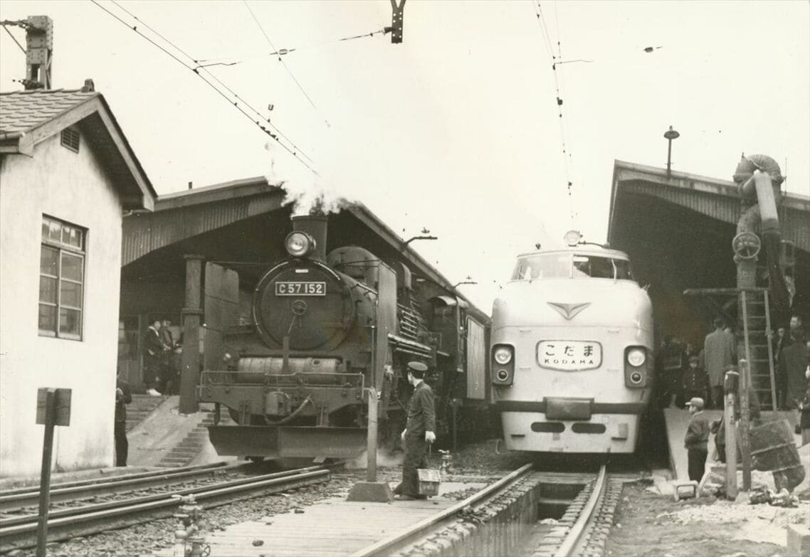 大阪駅でC57と並ぶ初の電車特急「こだま」。