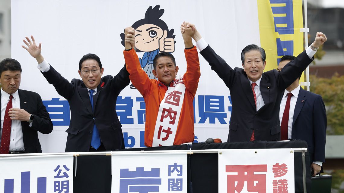 参院徳島・高知補選で並んで選挙応援する岸田首相と山口公明党代表