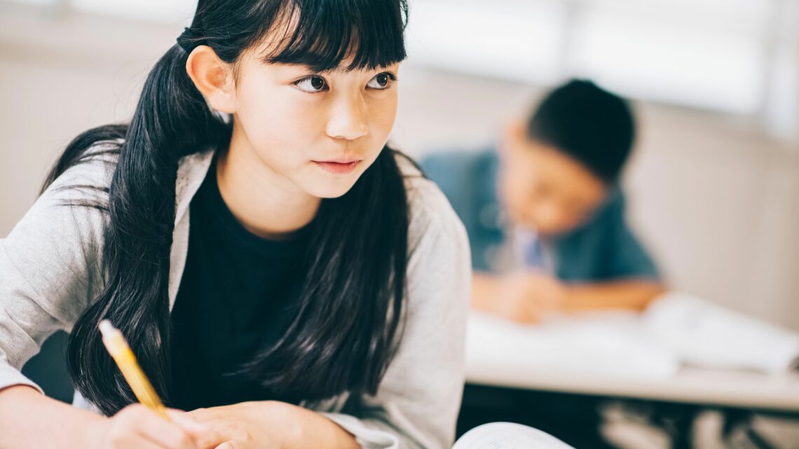 勉強する女の子