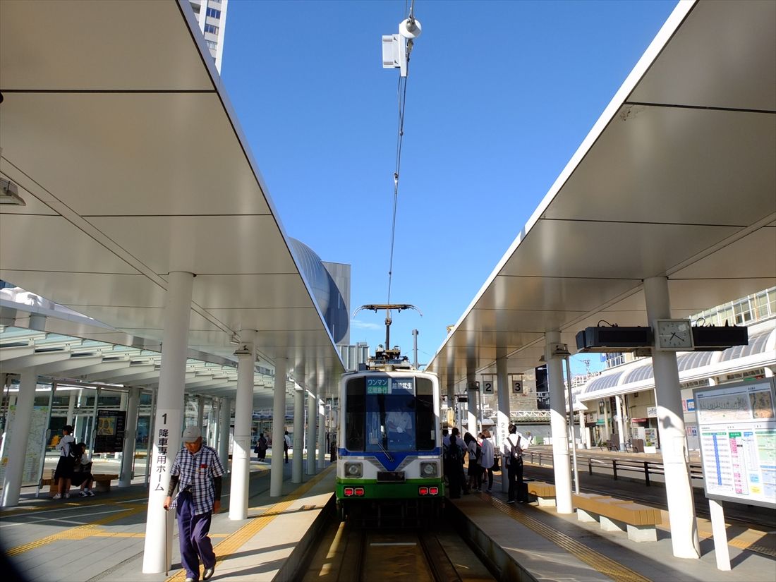 JR福井駅西口広場に広がる近代的な福井駅（撮影：南正時）