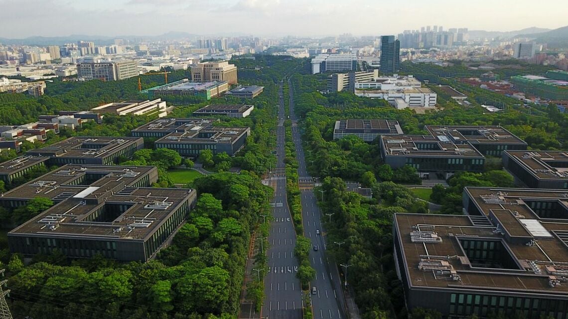 ファーウェイは総売上高の2割超を研究開発投資に注ぎ続けている。写真は広東省深圳市の本社地区（同社ウェブサイトより）