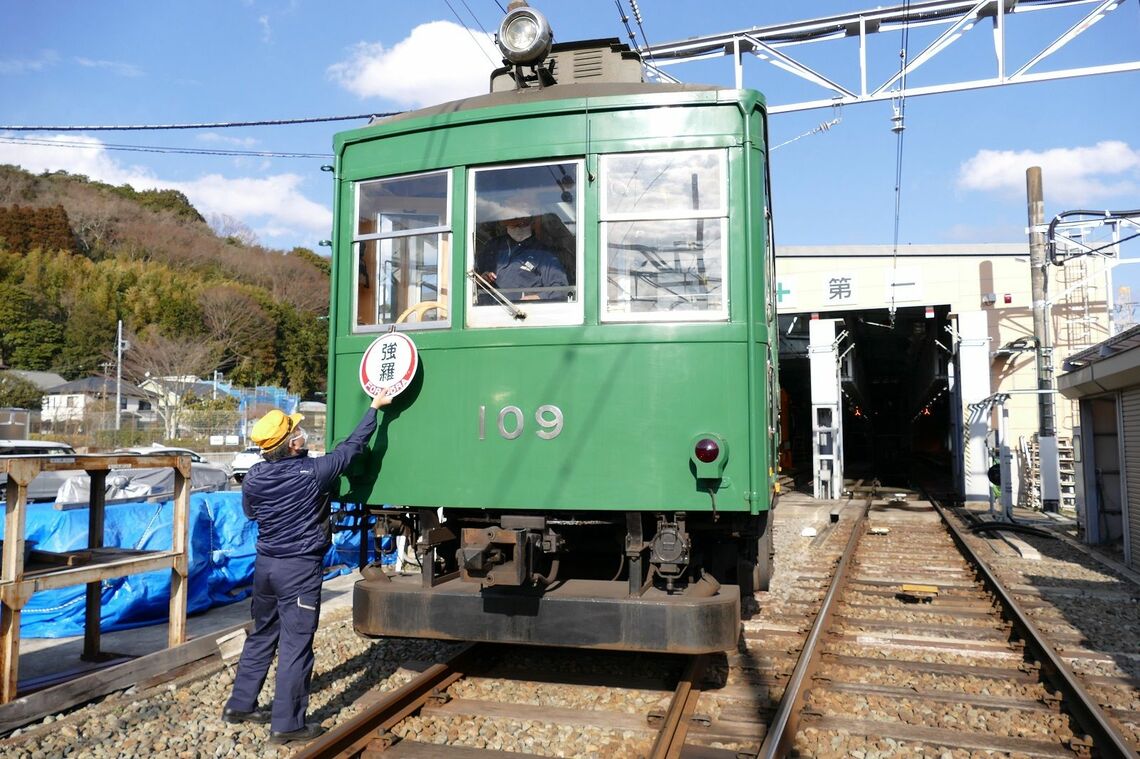 行先は前面に方向板を掲げて表示する（記者撮影）