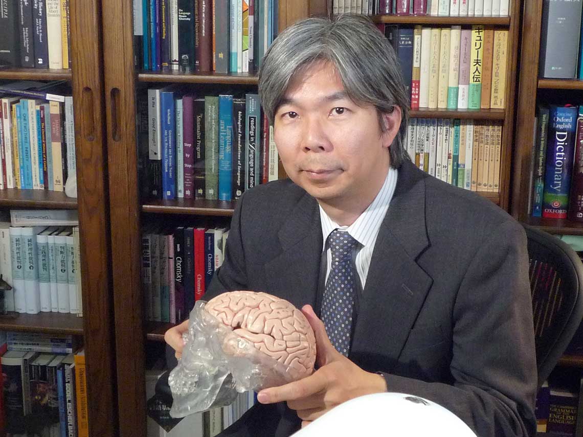 酒井邦嘉（さかい・くによし）東京大学大学院総合文化研究科教授1964年東京生まれ。東京大学大学院理学系研究科博士課程を修了。東京大学医学部助手、ハーバード大学医学部リサーチフェロー、マサチューセッツ工科大学客員研究員、東京大学大学院総合文化研究科助教授・准教授を経て、2012年より現職。著書に『言語の脳科学』（中公新書、毎日出版文化賞受賞）、『デジタル脳クライシス』（朝日新書）など多数（写真：本人提供）