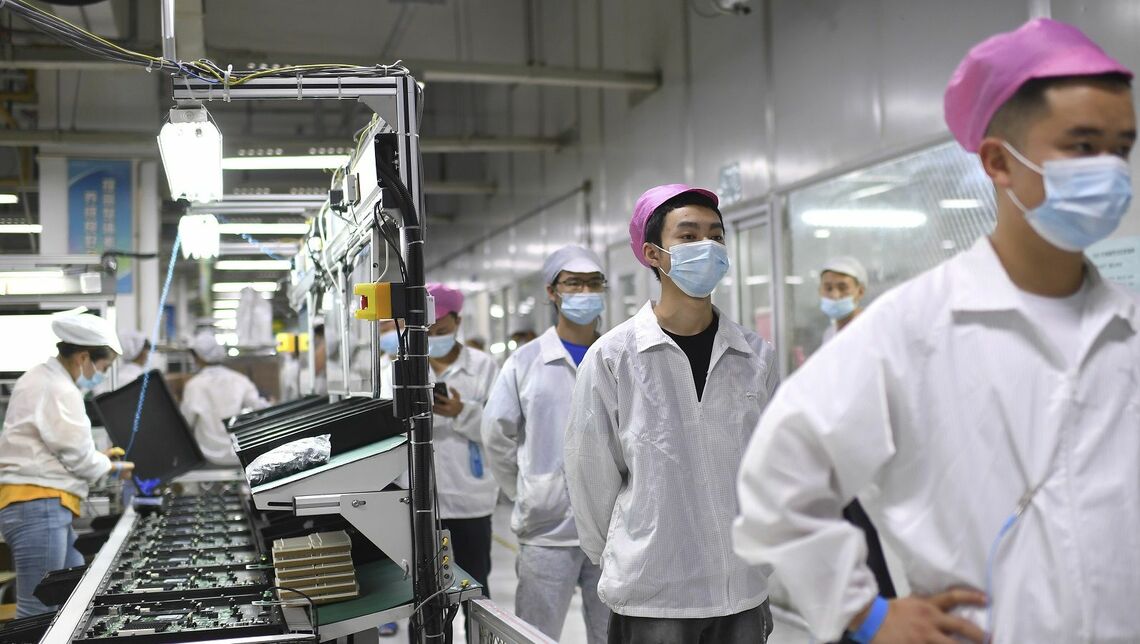 中国にある鴻海精密工業のiPhone生産工場で従業員の大量離職が起きている（写真は2021年8月の武漢工場）（写真：AP／アフロ）