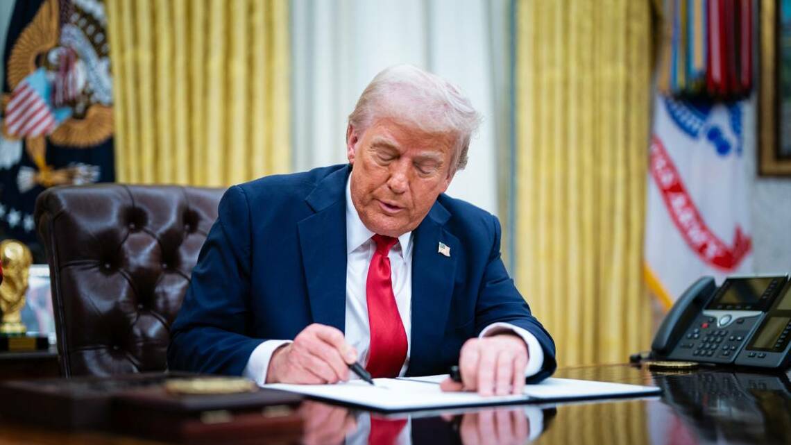 足元の株式市場はトランプ大統領の一挙手一投足に揺さぶられる展開となっている（写真：ブルームバーグ）