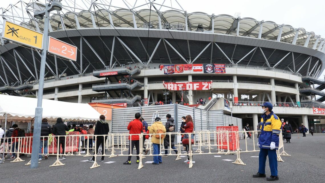 メルカリは鹿島を買収後に、スポンサー冠試合を実施（写真：つのだよしお／アフロ）