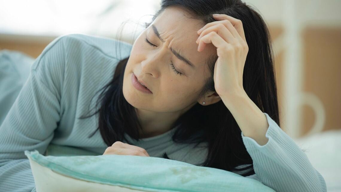 体調が悪そうな寝起きの人物