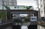 呑川を渡る池上線7000系電車