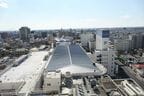 線路に沿うように建物が南へ延びている