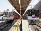 新島々駅で従来車の3000系と並んだ20100形