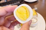 ゆで卵はかたゆで。黄身に塩をふって頂きます（筆者撮影）