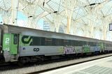 インターシティ車両。落書き、窓は汚れ、ステンレスが錆びている（筆者撮影