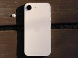 今回のアップルが日本市場を強く意識していることは、桜の色を思わせるiPhone 17eの新色「ソフトピンク」からも明らかだろう。この日本的な色に合わせた淡いピンク色の専用ケースも同時発表している（写真：筆者撮影）
