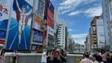 大阪ミナミの戎橋のグリコ下には多くの観光客や若者が集まる（筆者撮影）