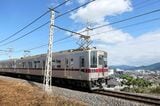 市内を見下ろしながら走る東武桐生線の普通電車（編集部撮影）