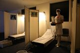 病室を模した「MARZO VR」会場のスタッフは看護師姿。観客はベッドに横になり看護師にVRゴーグルを装着されるところから映像作品はスタートする（写真：吉本興業提供）