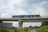 鬼怒川とその前後は道路外に軌道を敷設した専用軌道。高架橋で整備されたところもある（筆者撮影）