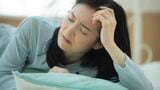 体調が悪そうな寝起きの人物