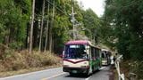 江文峠を通過するバス。春分の日は2台が続行運転を行う（筆者撮影）