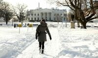米東部の記録的大雪､復旧の足取り重く 首都ワシントンの積雪は61センチに