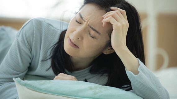 体調が悪そうな寝起きの人物