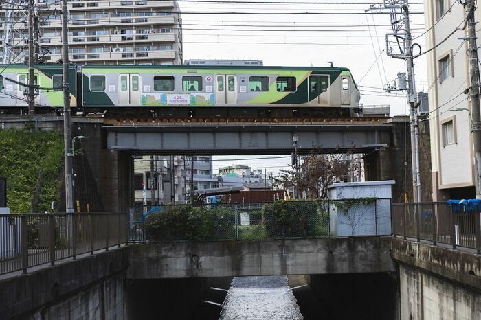 呑川を渡る池上線7000系電車