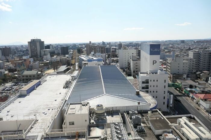 線路に沿うように建物が南へ延びている