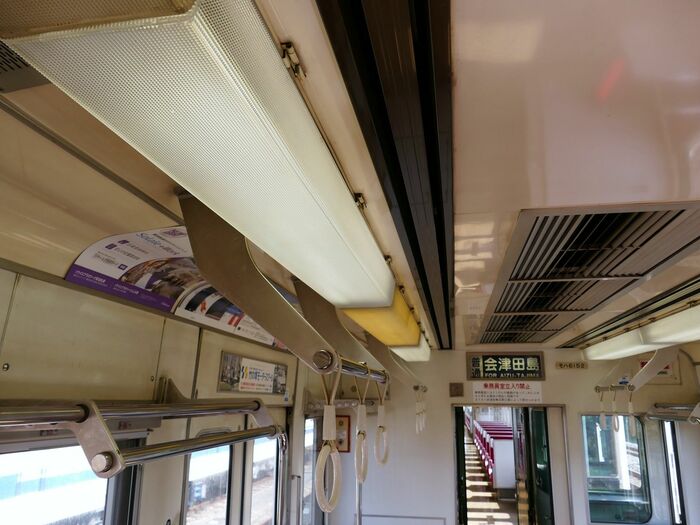 車内照明はカバー付きだ