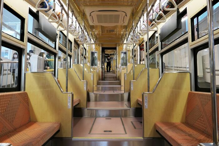 1号車の車内。傾斜に合わせて階段がある