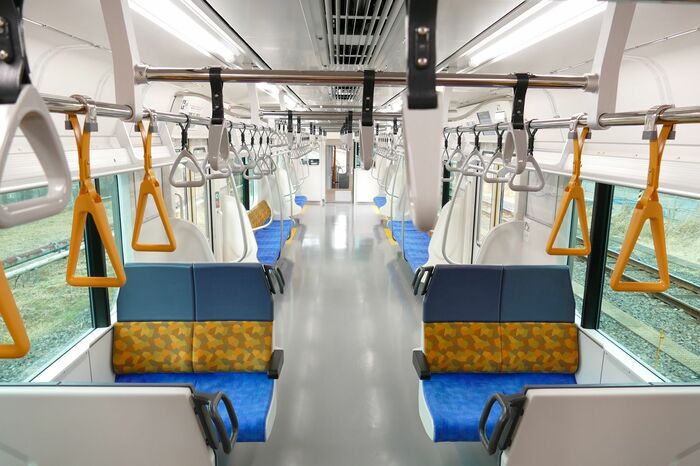 拡幅車体で車内は広い印象