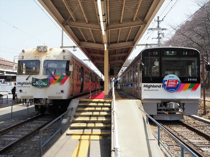新島々駅で従来車の3000系と並んだ20100形