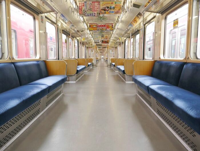 車両間貫通路のドアが少ないため、隣の車両まで見通せる