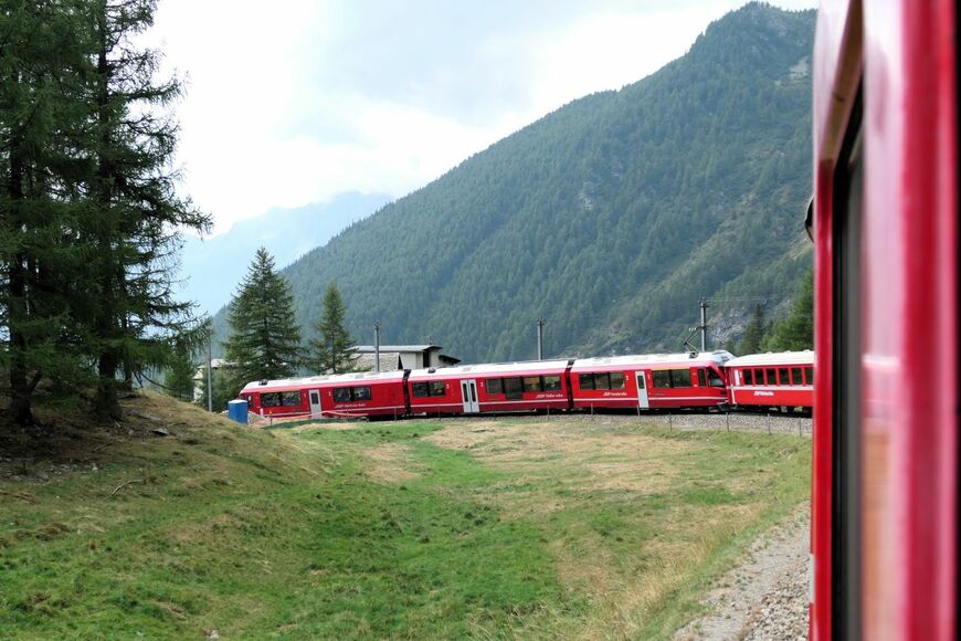 レーティッシュ鉄道は直角のカーブの繰り返しで山越え（筆者撮影）