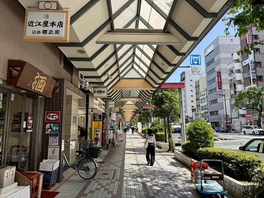 門前仲町駅周辺の商店街。現在では門前仲町のほうが人通りが多い（写真：筆者撮影）
